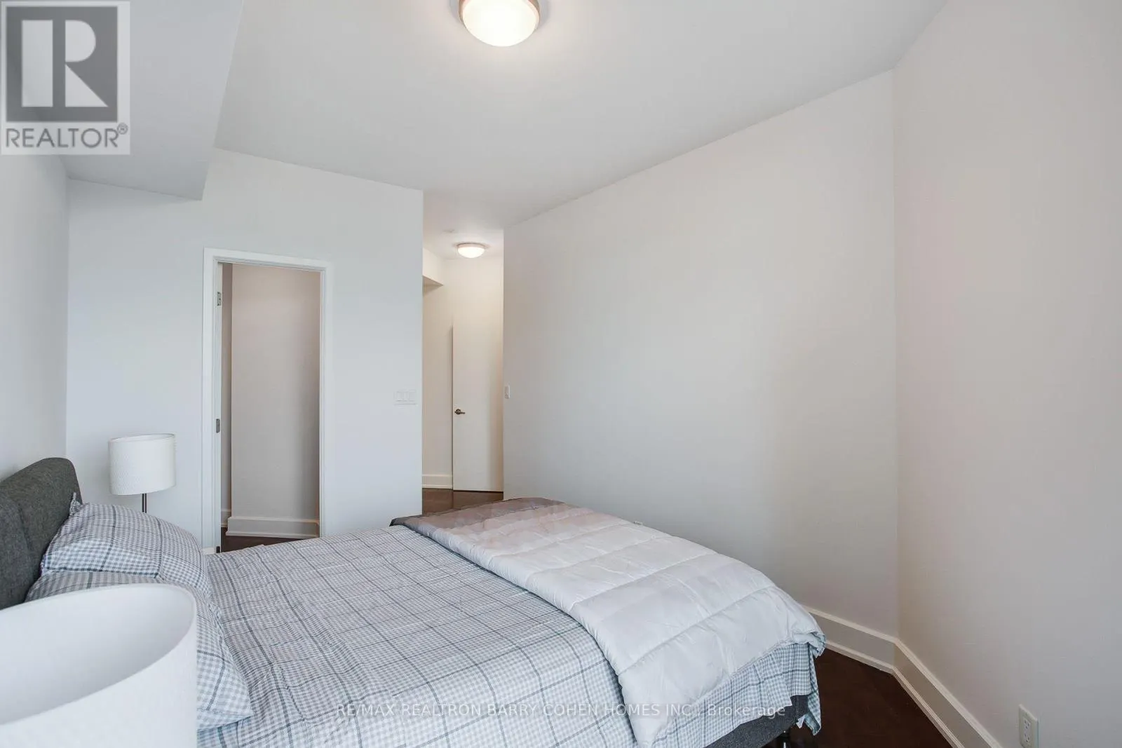 616 - 676 SHEPPARD AVENUE E