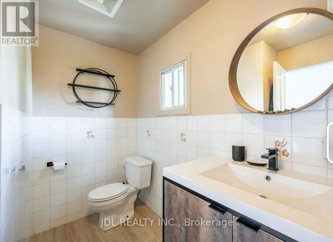 LARGE BEDROOM 2ND FLOOR - 137 DENISON AVE AVENUE