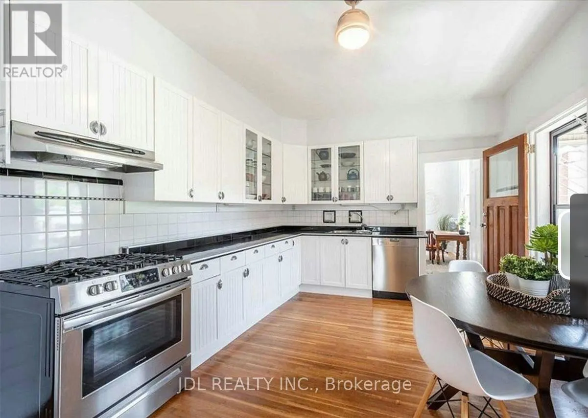 LARGE BEDROOM 2ND FLOOR - 137 DENISON AVE AVENUE