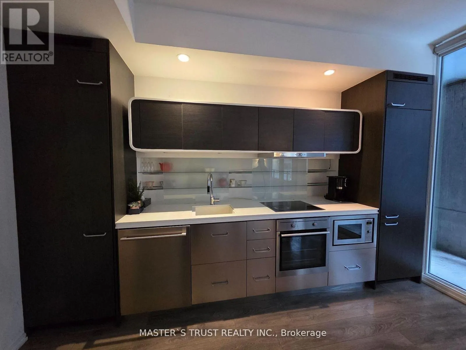 310 - 45 CHARLES STREET E
