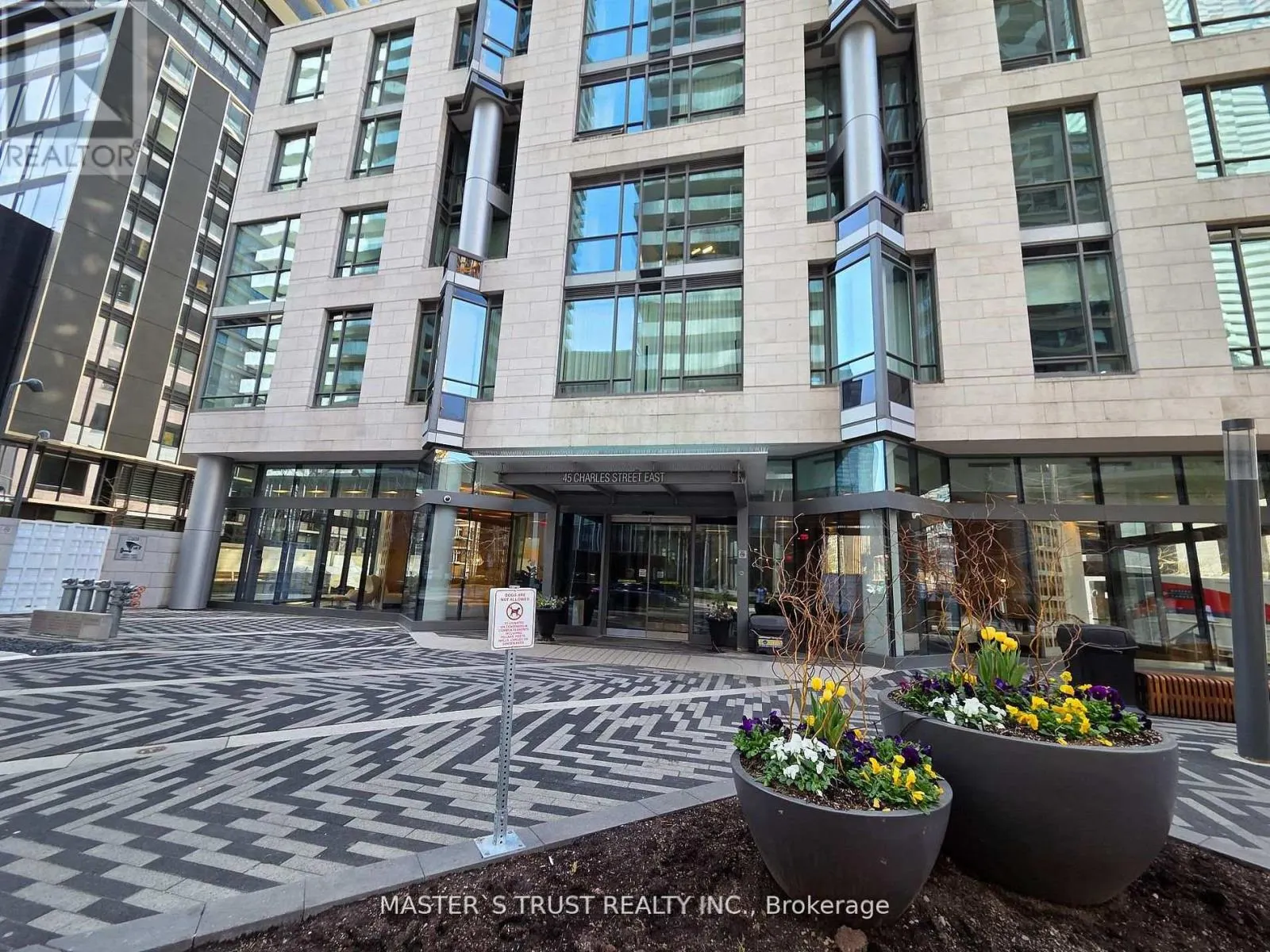 310 - 45 CHARLES STREET E
