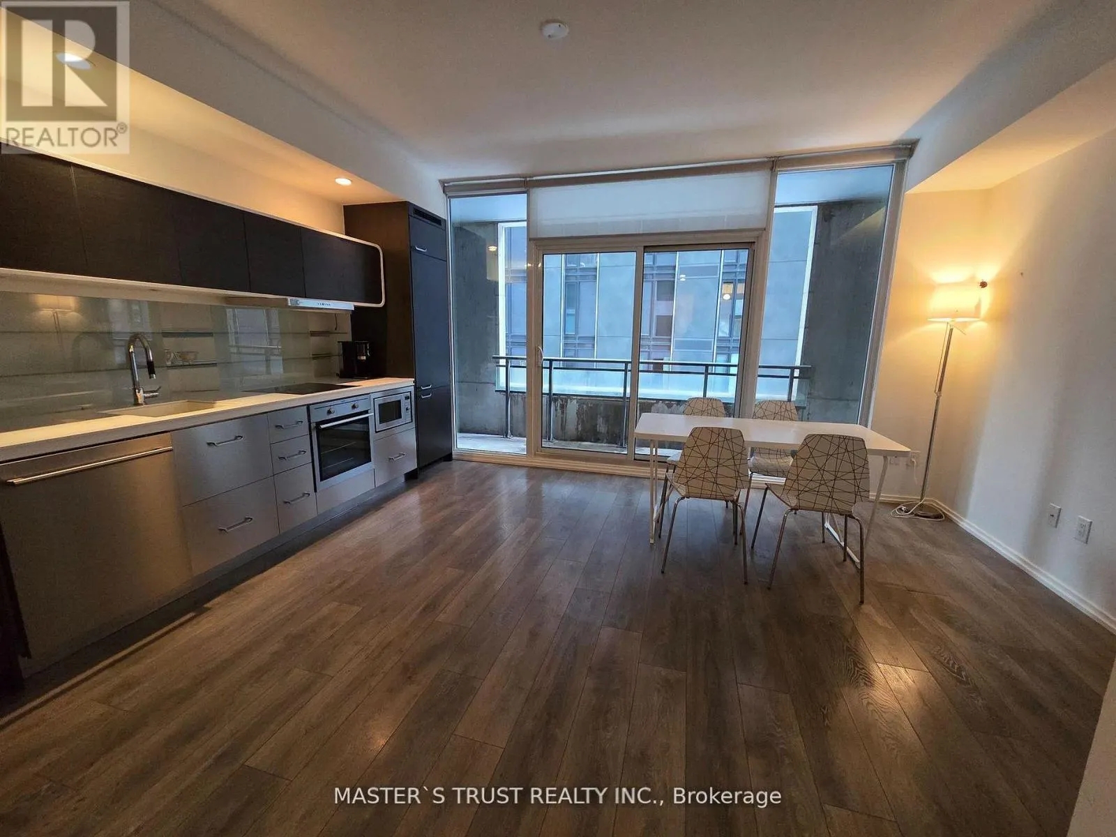 310 - 45 CHARLES STREET E