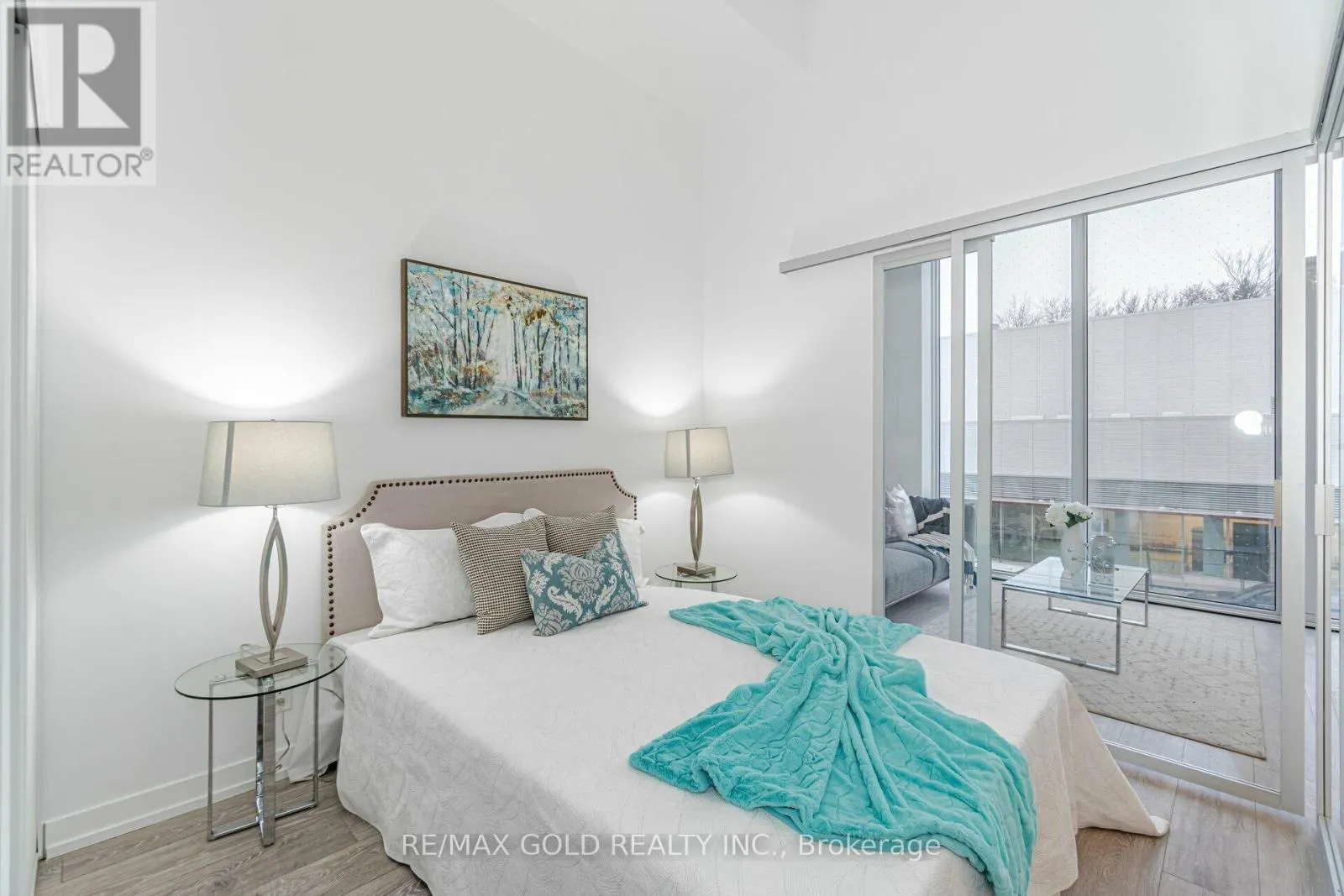 216 - 2020 BATHURST STREET