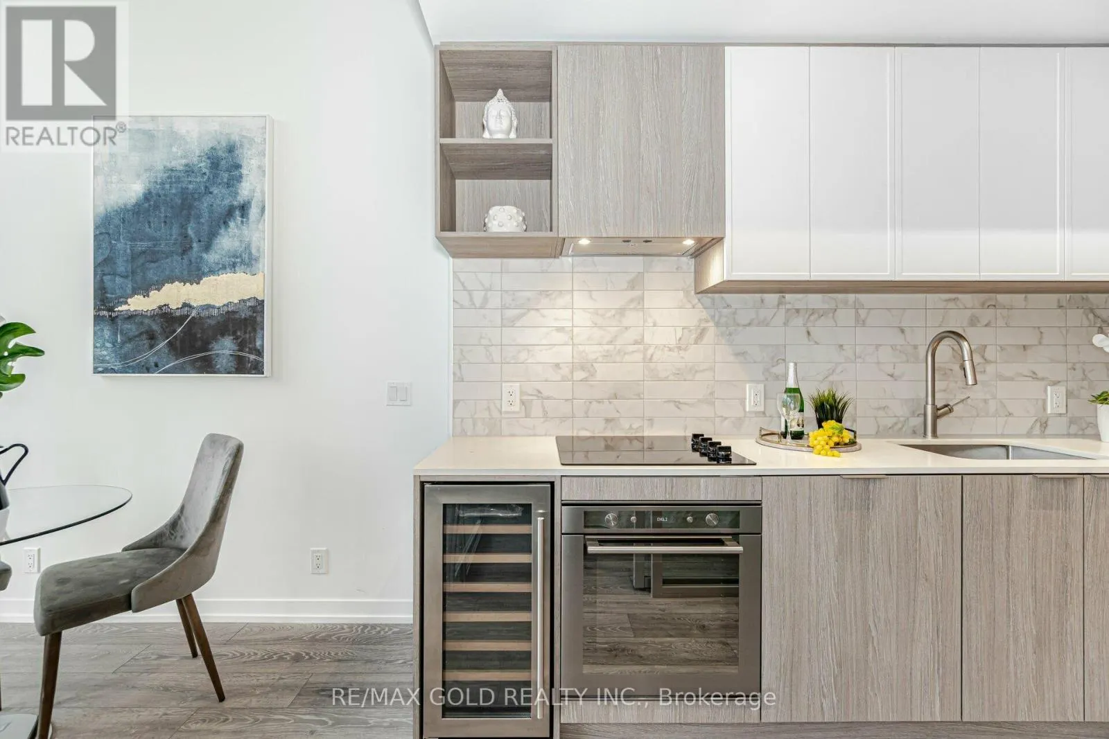 216 - 2020 BATHURST STREET