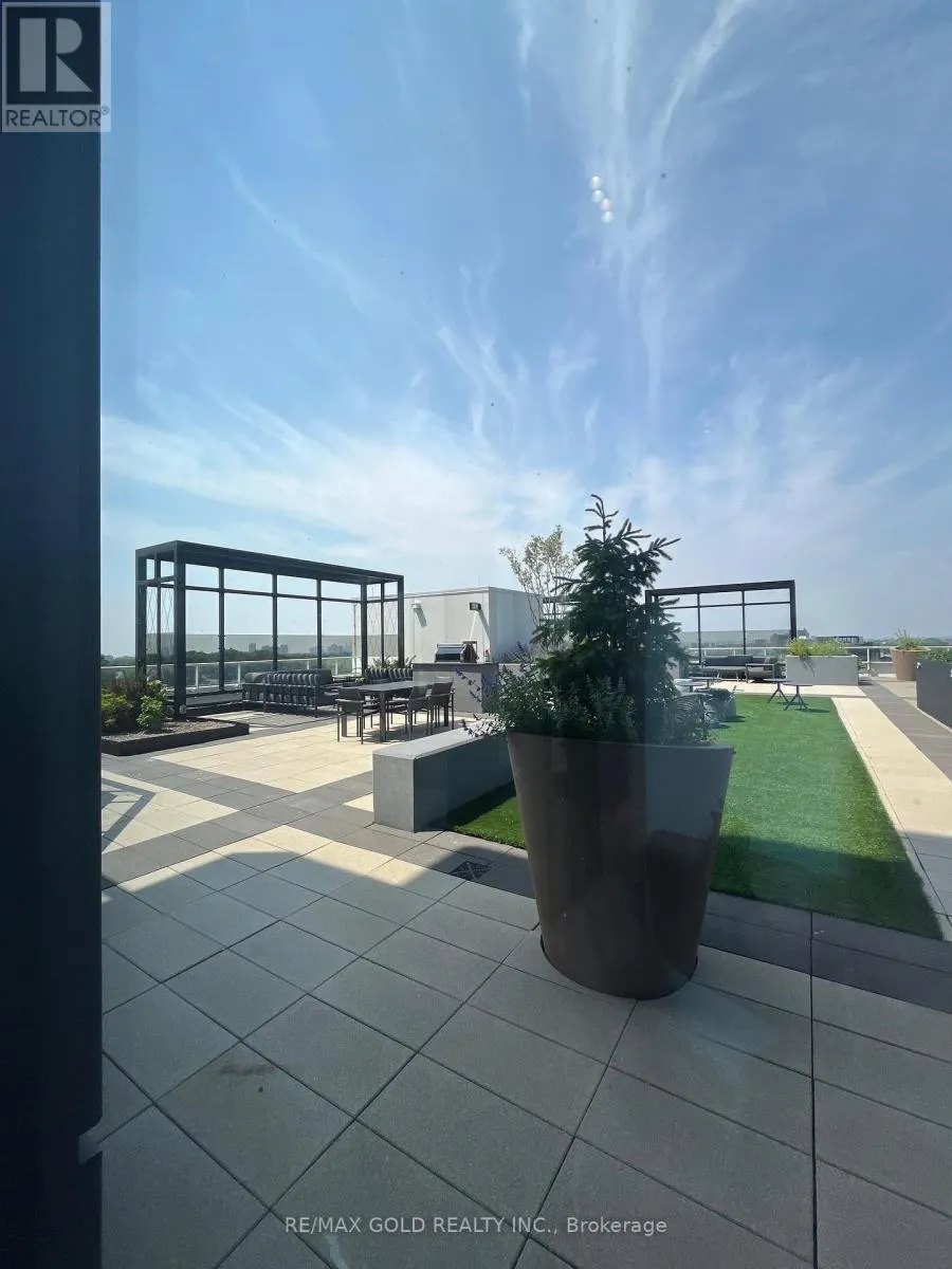 216 - 2020 BATHURST STREET