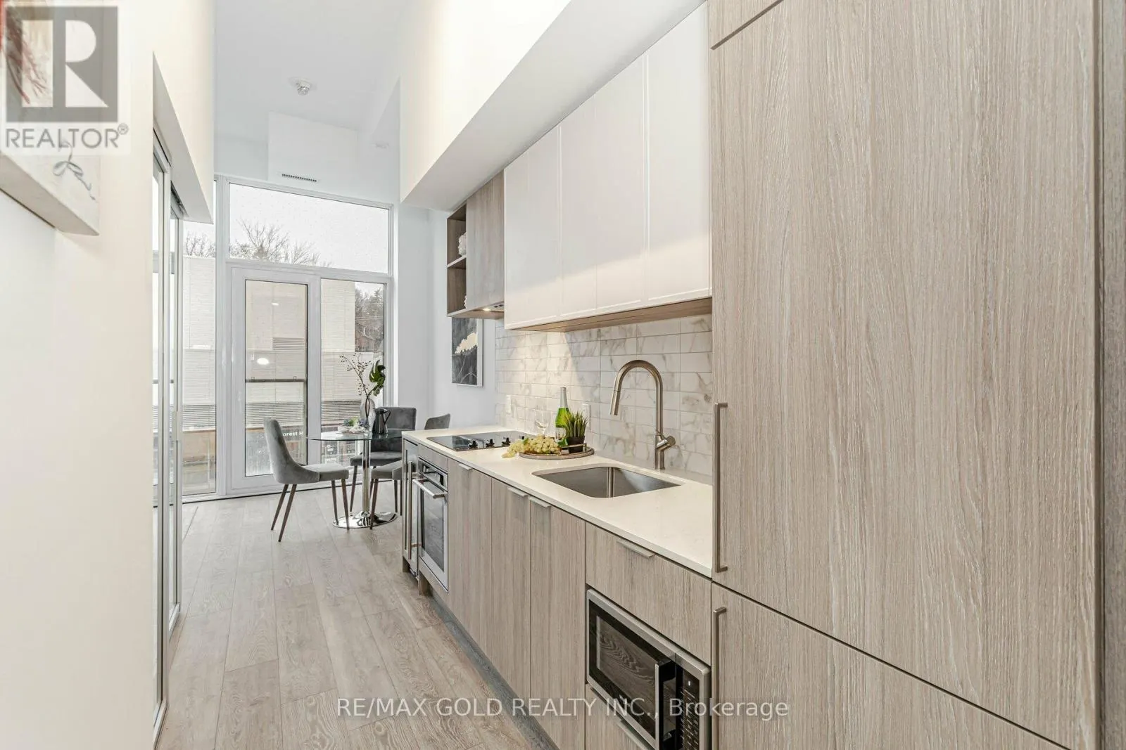 216 - 2020 BATHURST STREET