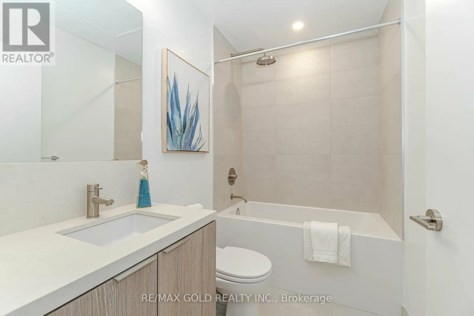 216 - 2020 BATHURST STREET