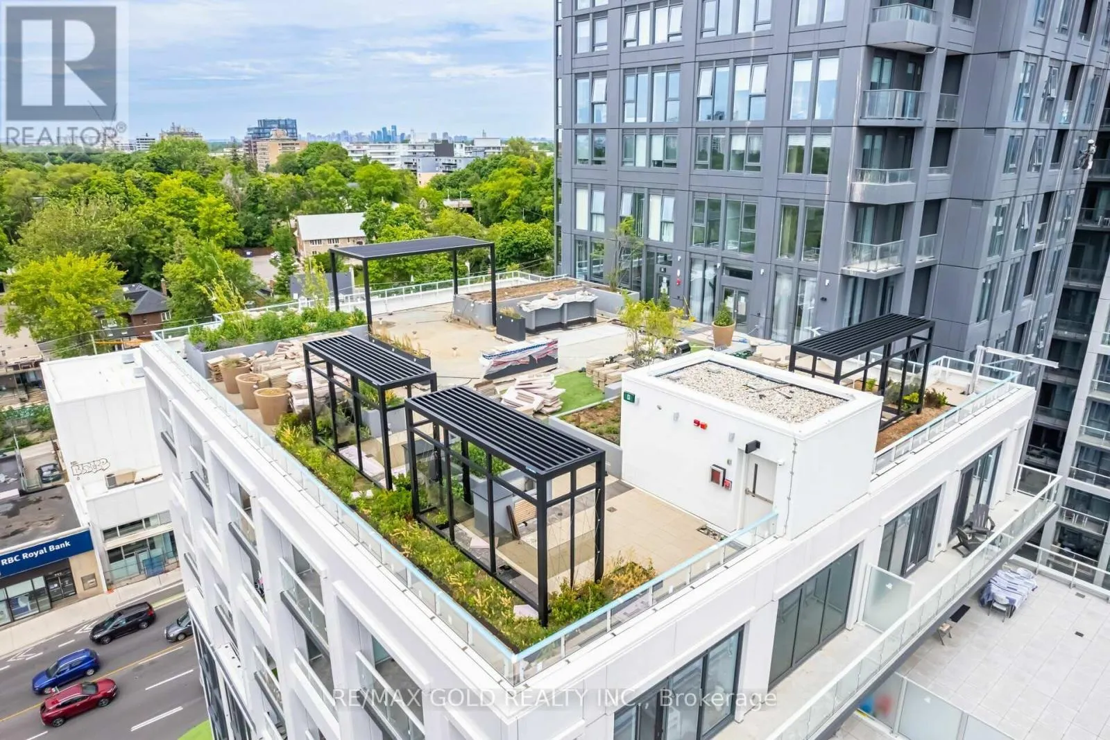 216 - 2020 BATHURST STREET
