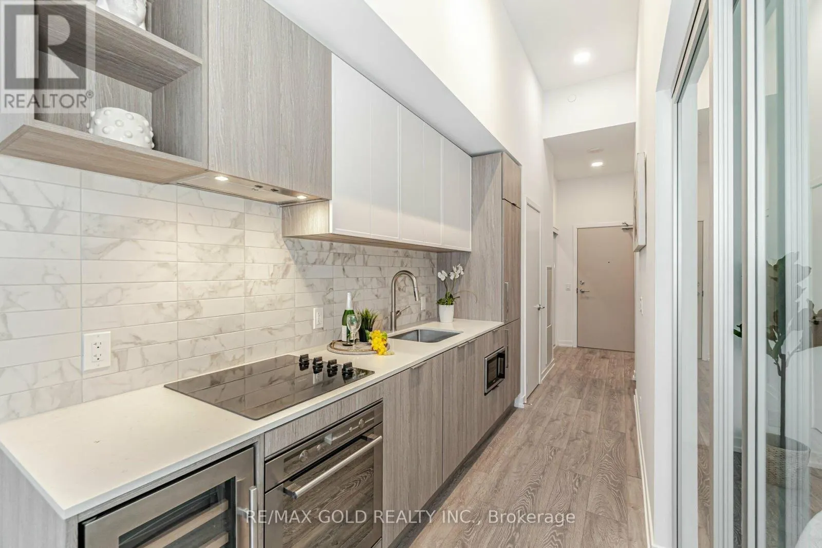 216 - 2020 BATHURST STREET