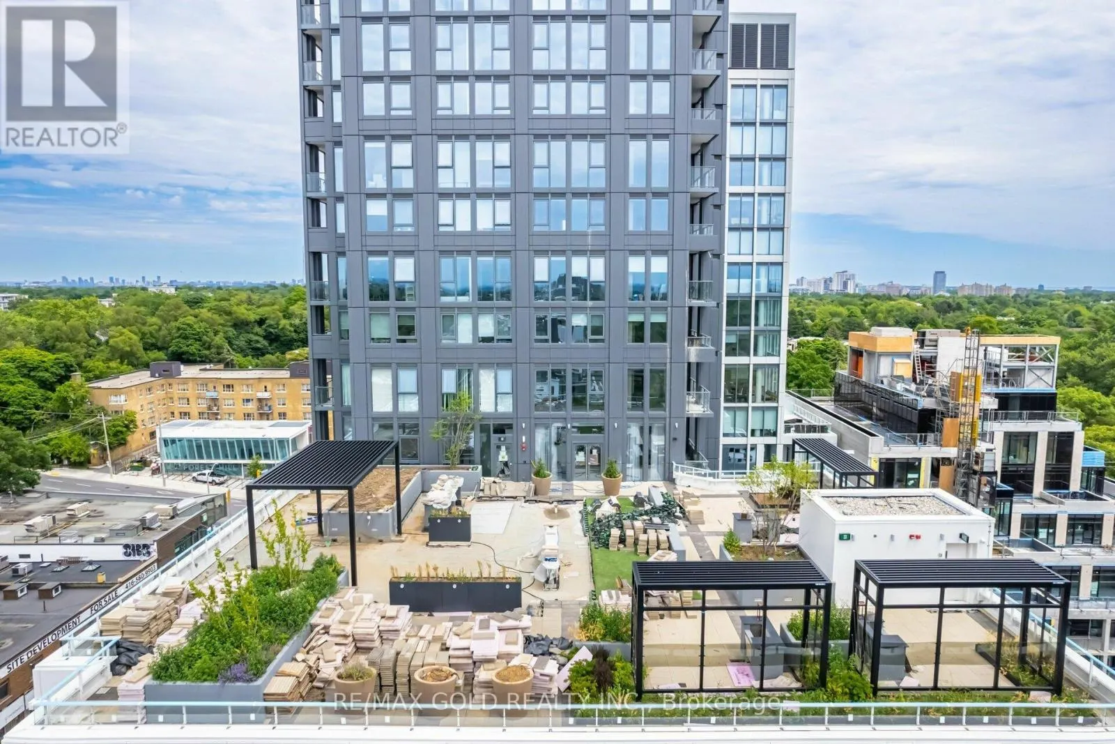 216 - 2020 BATHURST STREET