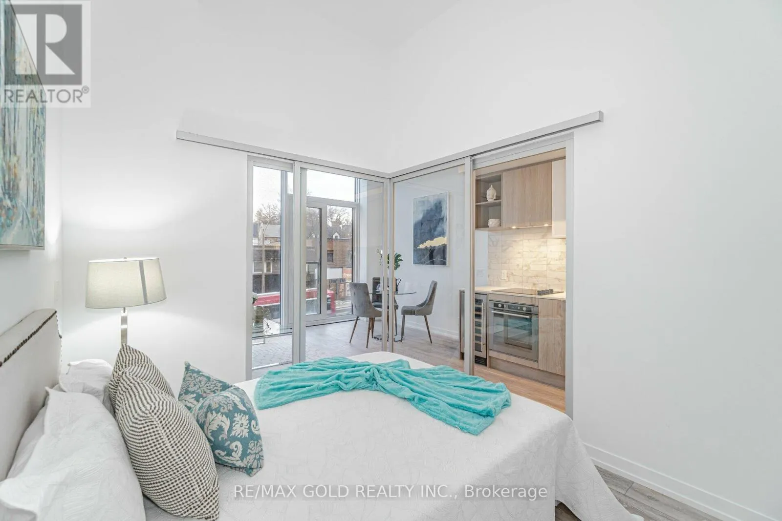 216 - 2020 BATHURST STREET