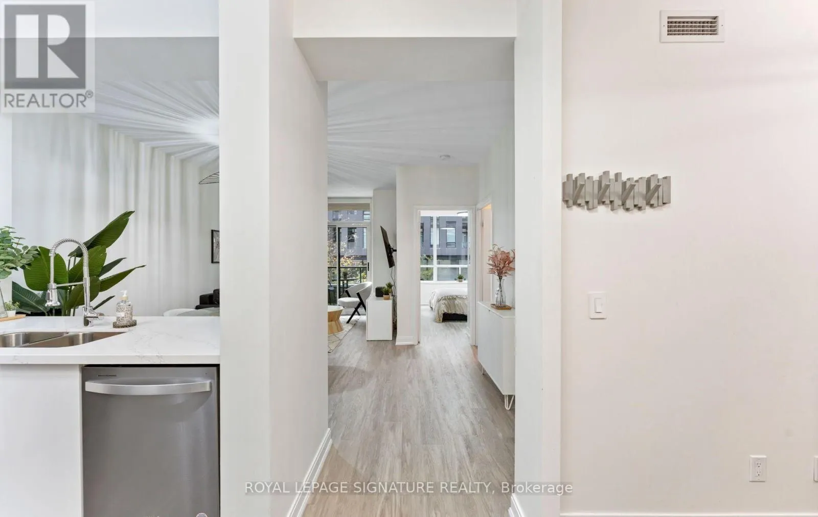 206 - 88 BROADWAY AVENUE
