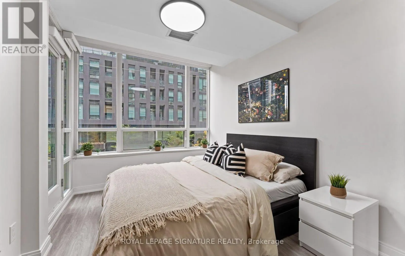 206 - 88 BROADWAY AVENUE