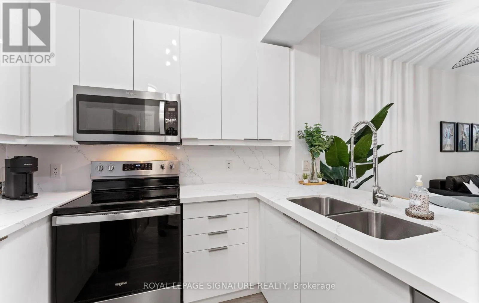 206 - 88 BROADWAY AVENUE