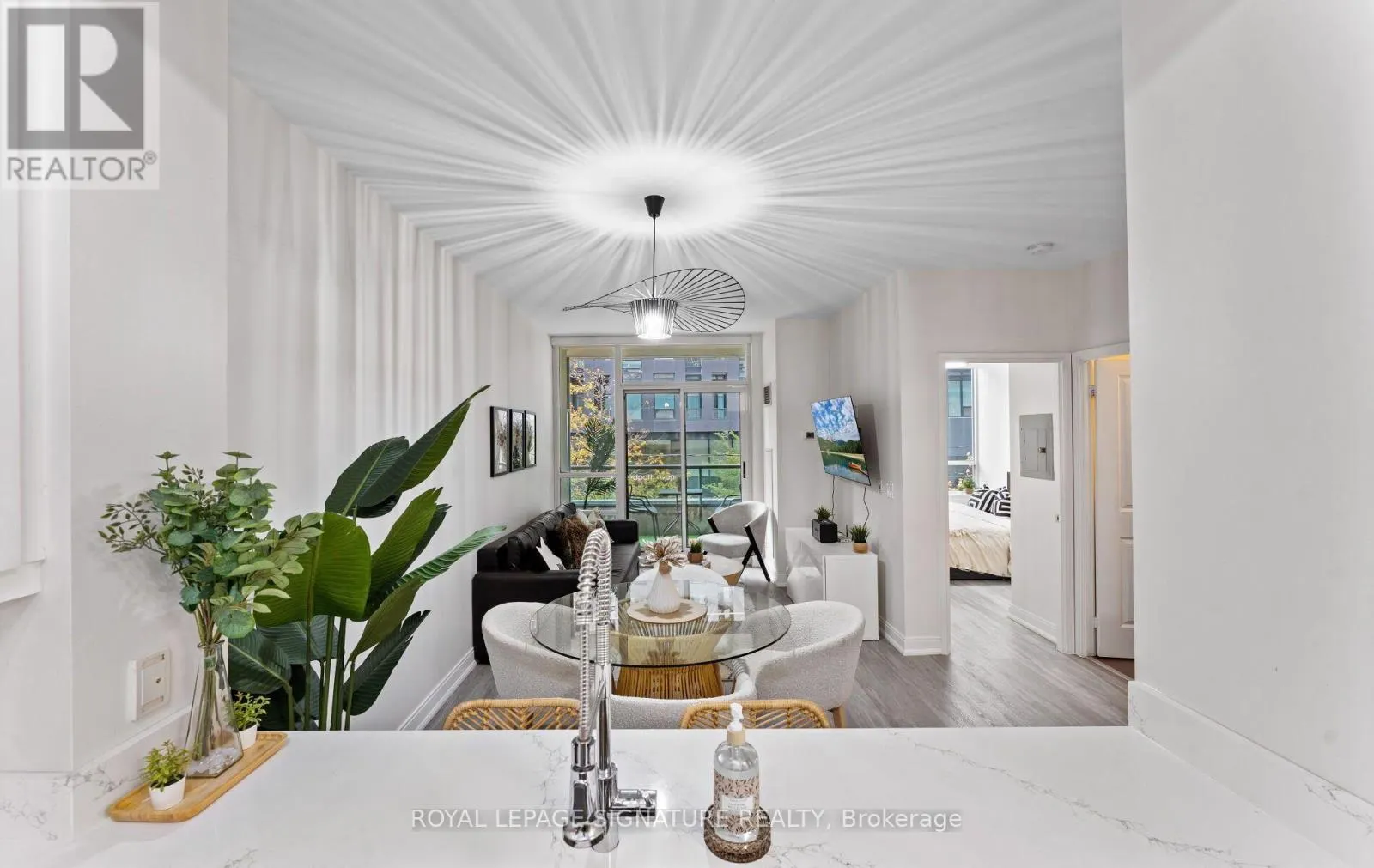 206 - 88 BROADWAY AVENUE