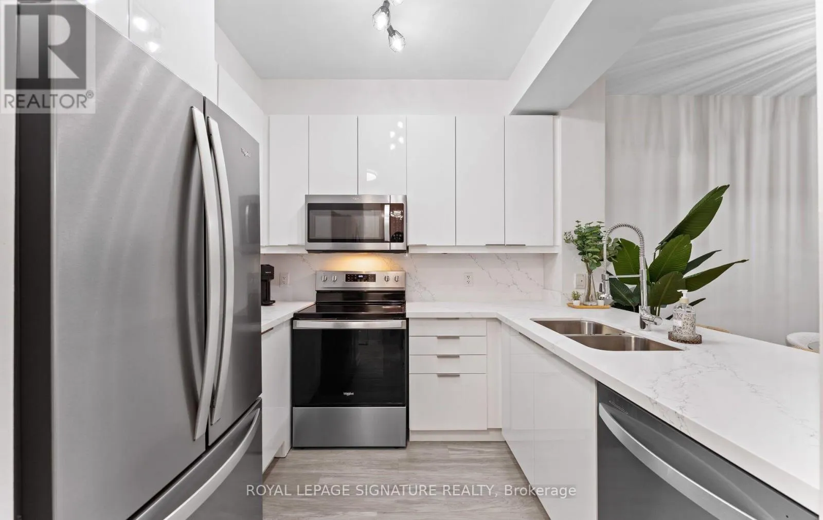 206 - 88 BROADWAY AVENUE