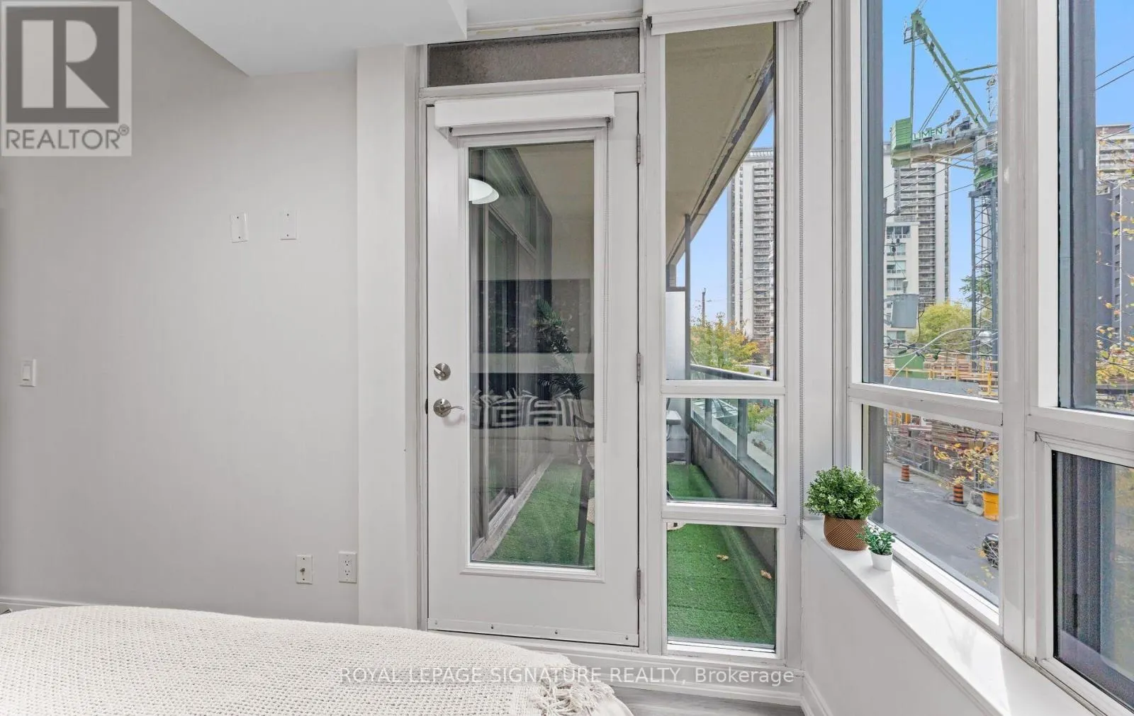 206 - 88 BROADWAY AVENUE