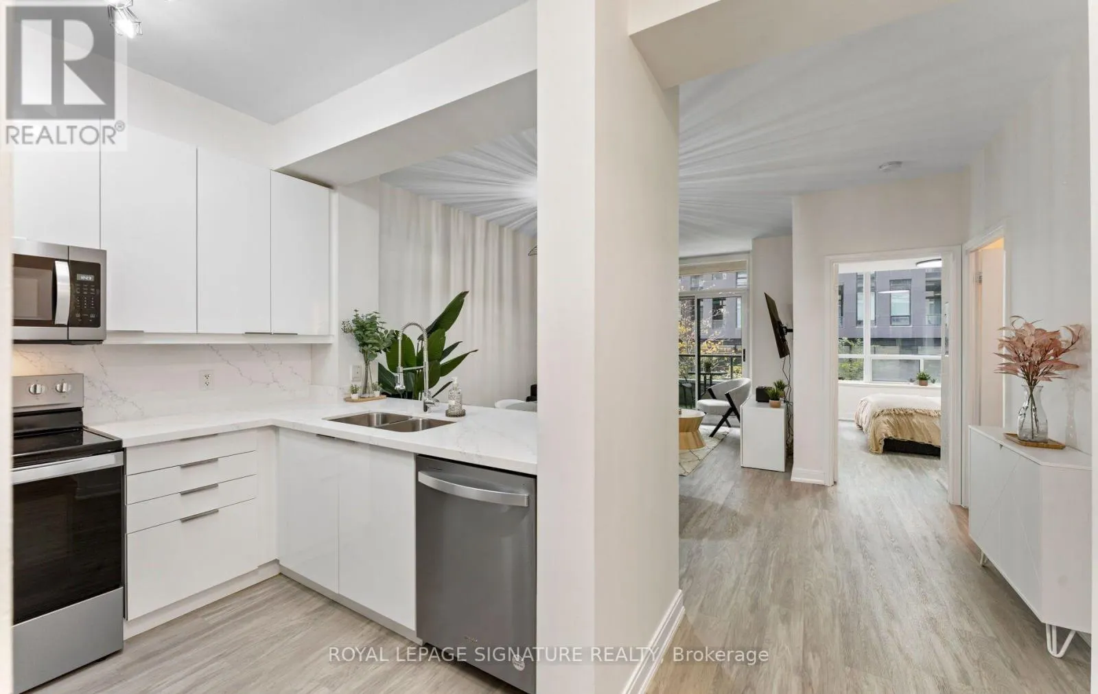 206 - 88 BROADWAY AVENUE