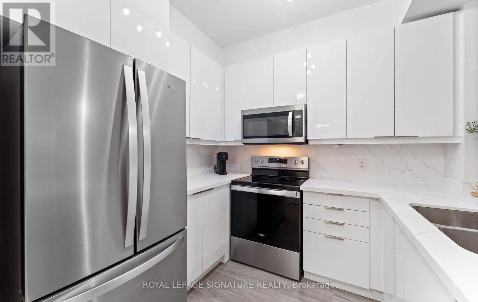 206 - 88 BROADWAY AVENUE