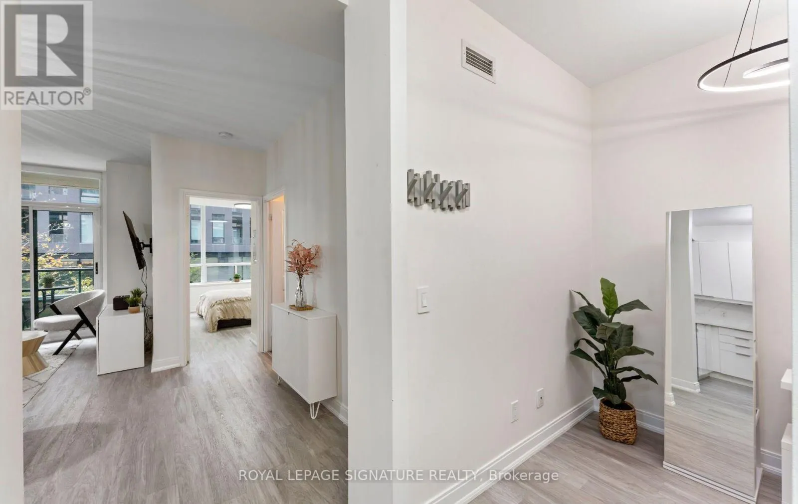 206 - 88 BROADWAY AVENUE
