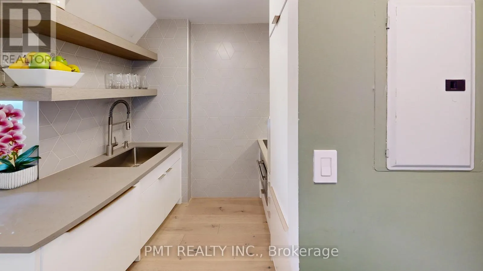 PH17 - 550 FRONT STREET W