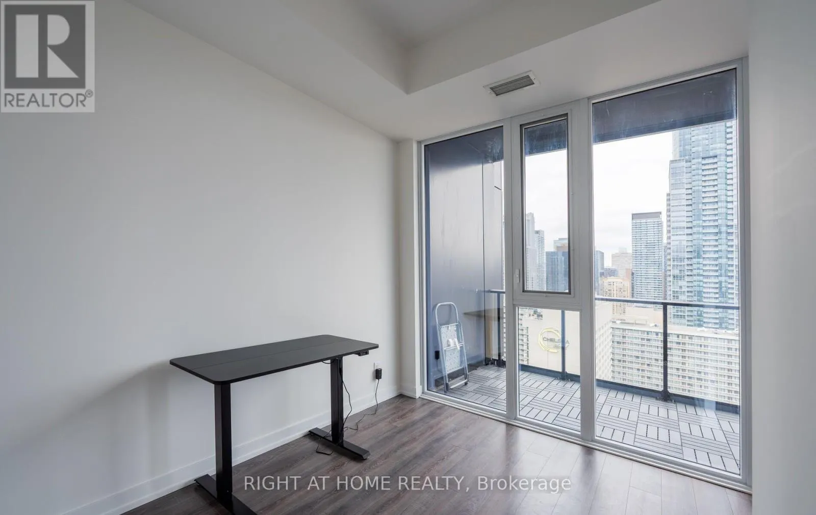 2701 - 20 EDWARD STREET