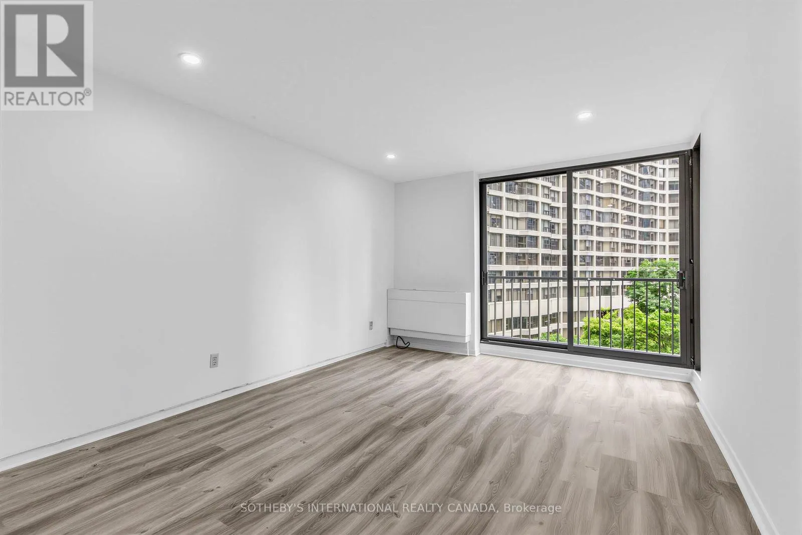 1008 - 33 HARBOUR SQUARE