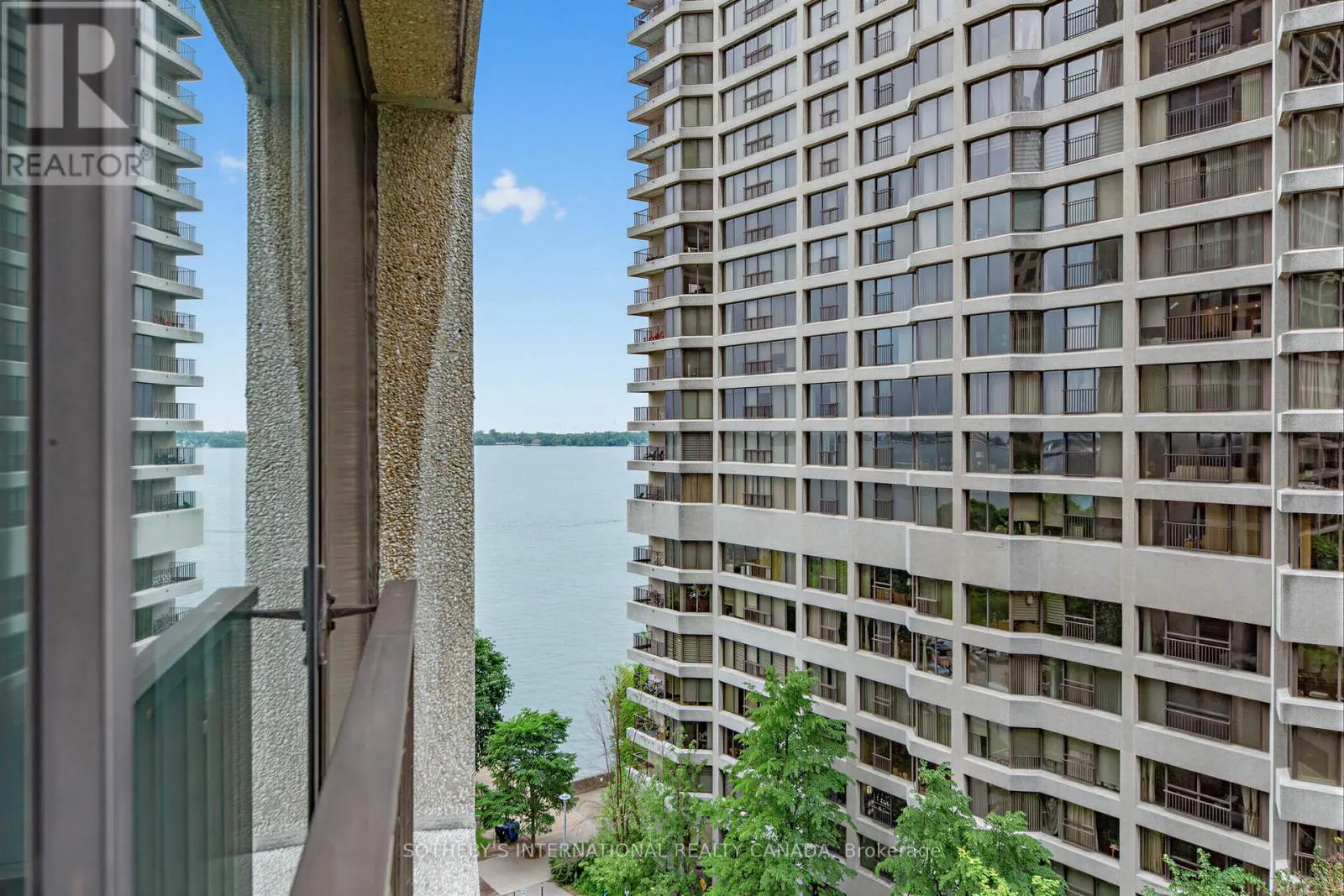 1008 - 33 HARBOUR SQUARE