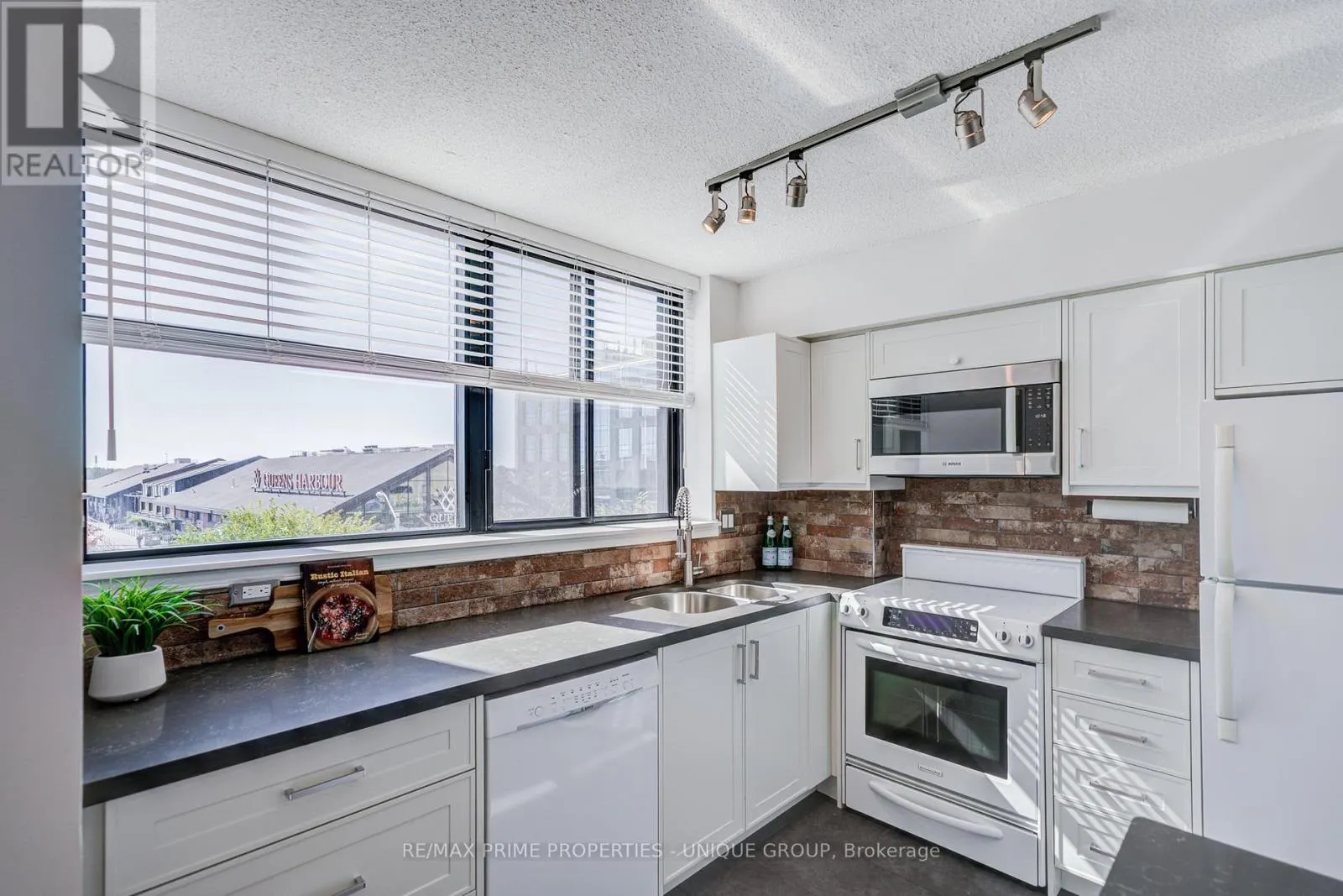 301 - 250 QUEENS QUAY W