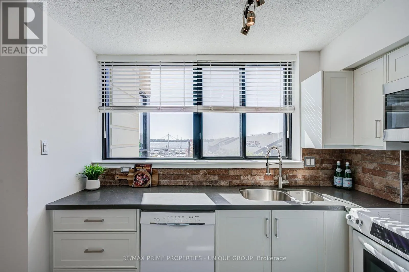 301 - 250 QUEENS QUAY W