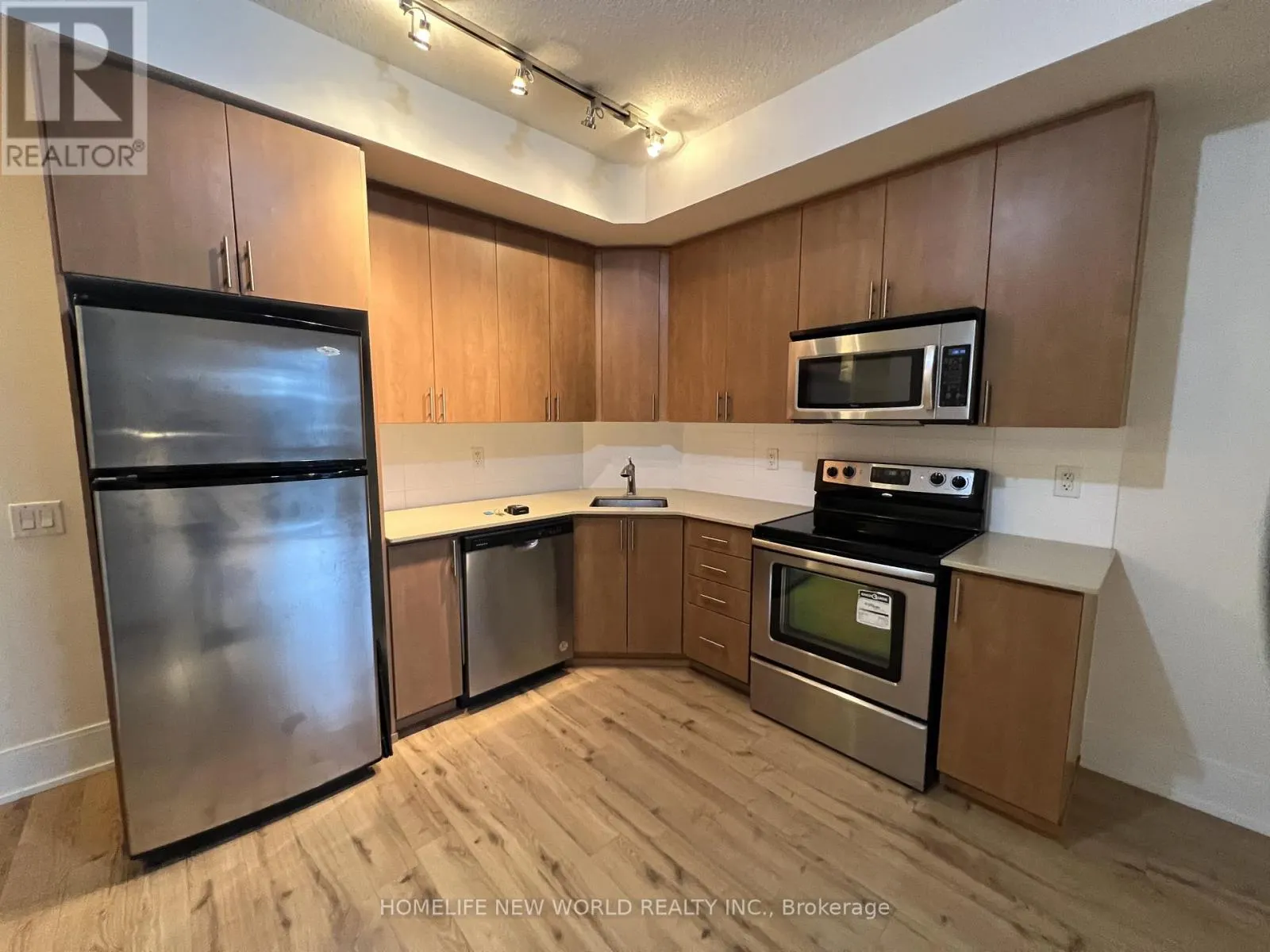 1032 - 560 FRONT STREET W