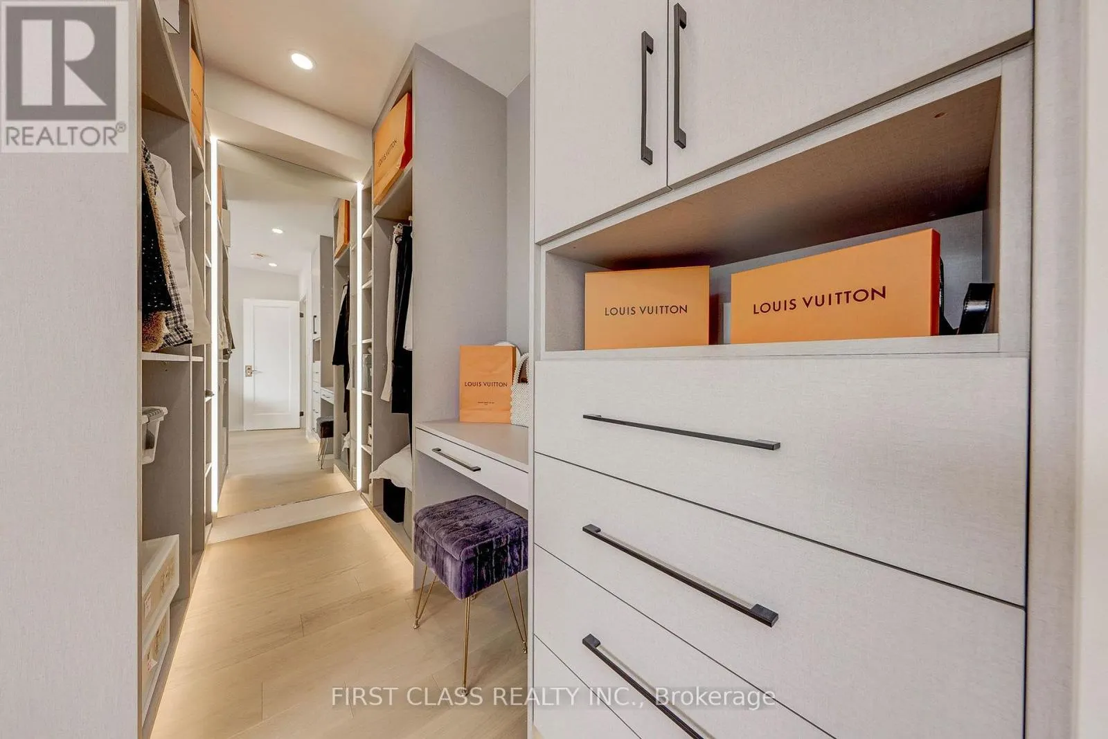 ENSUITE 2 - 431 ROXTON ROAD