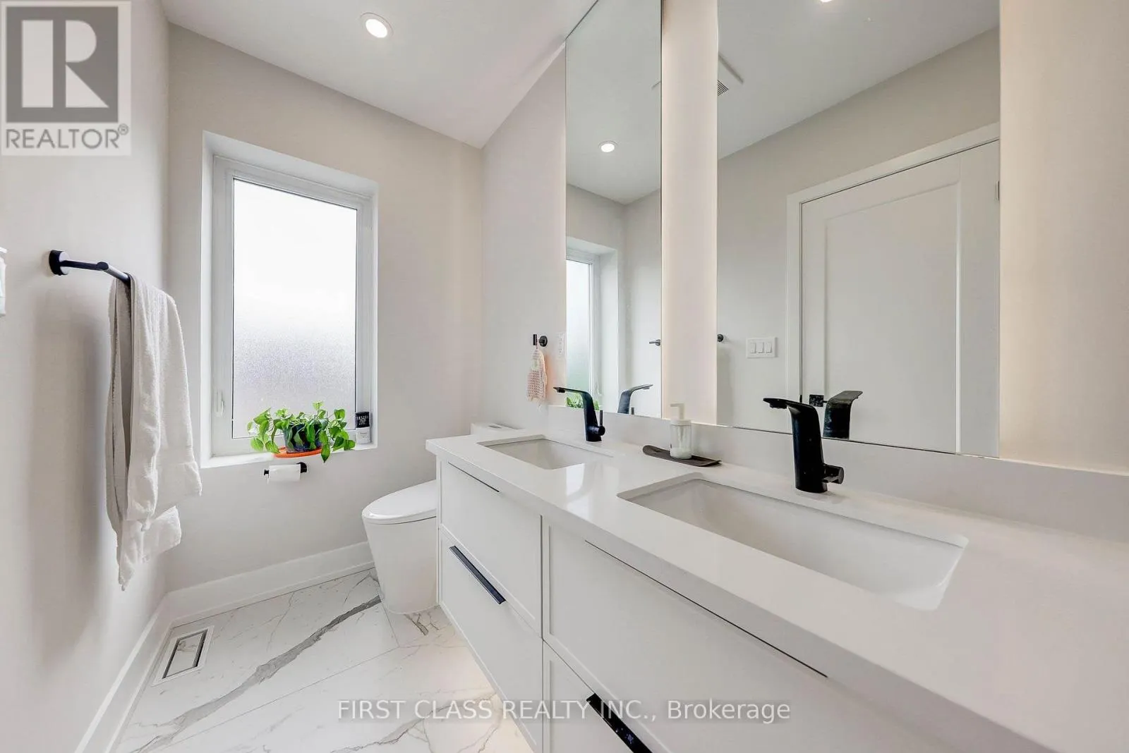 ENSUITE 2 - 431 ROXTON ROAD