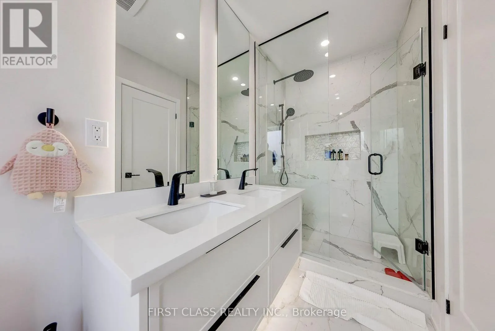 ENSUITE 2 - 431 ROXTON ROAD