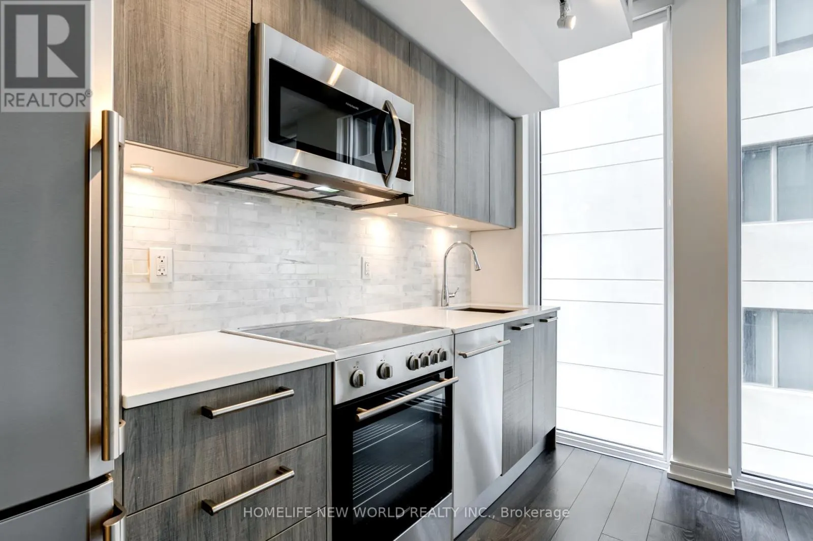 901 - 28 WELLESLEY STREET E