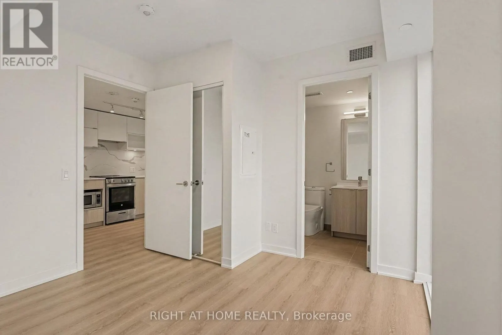 1203 - 100 QUEEN STREET E