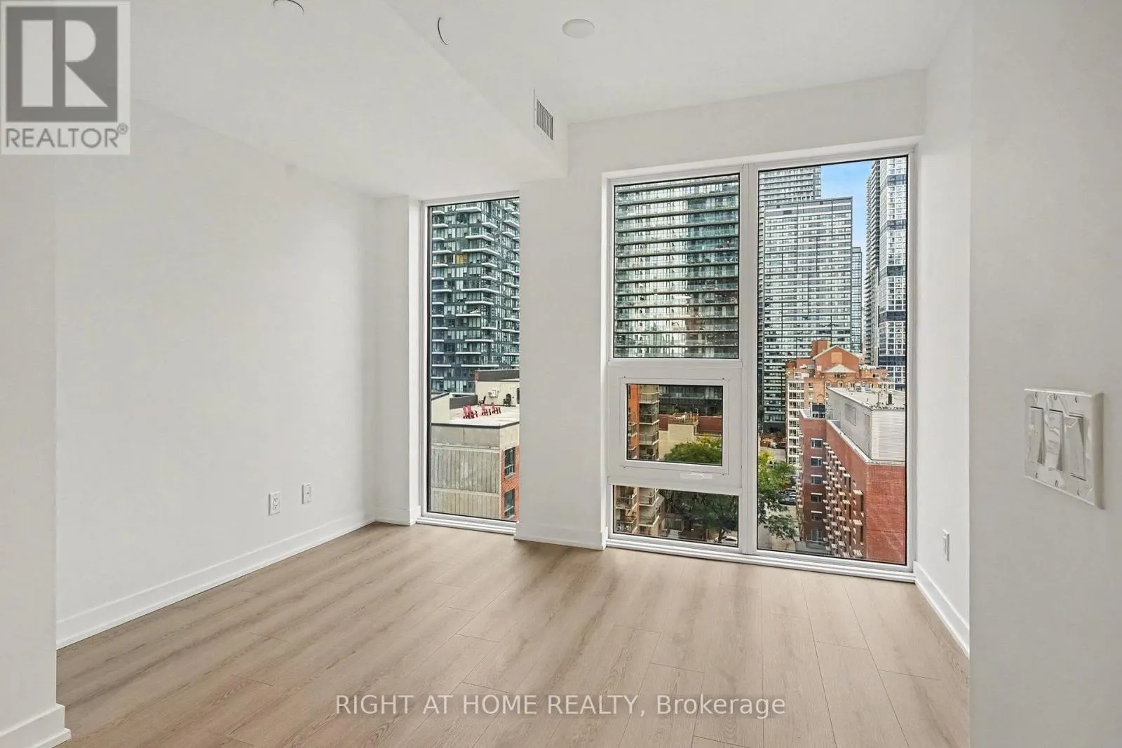 1203 - 100 QUEEN STREET E