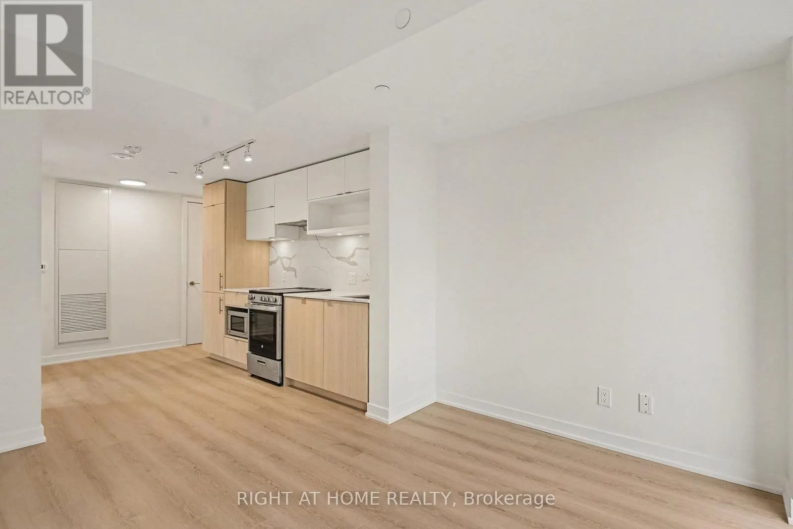 1203 - 100 QUEEN STREET E