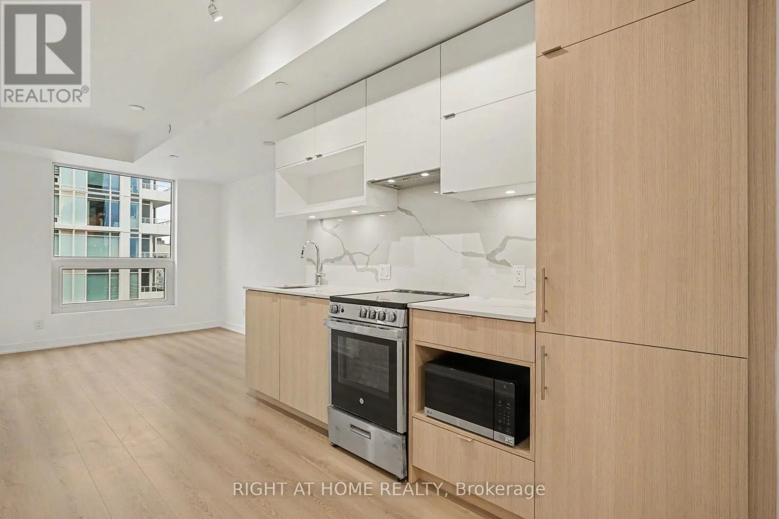 3009 - 100 QUEEN STREET E