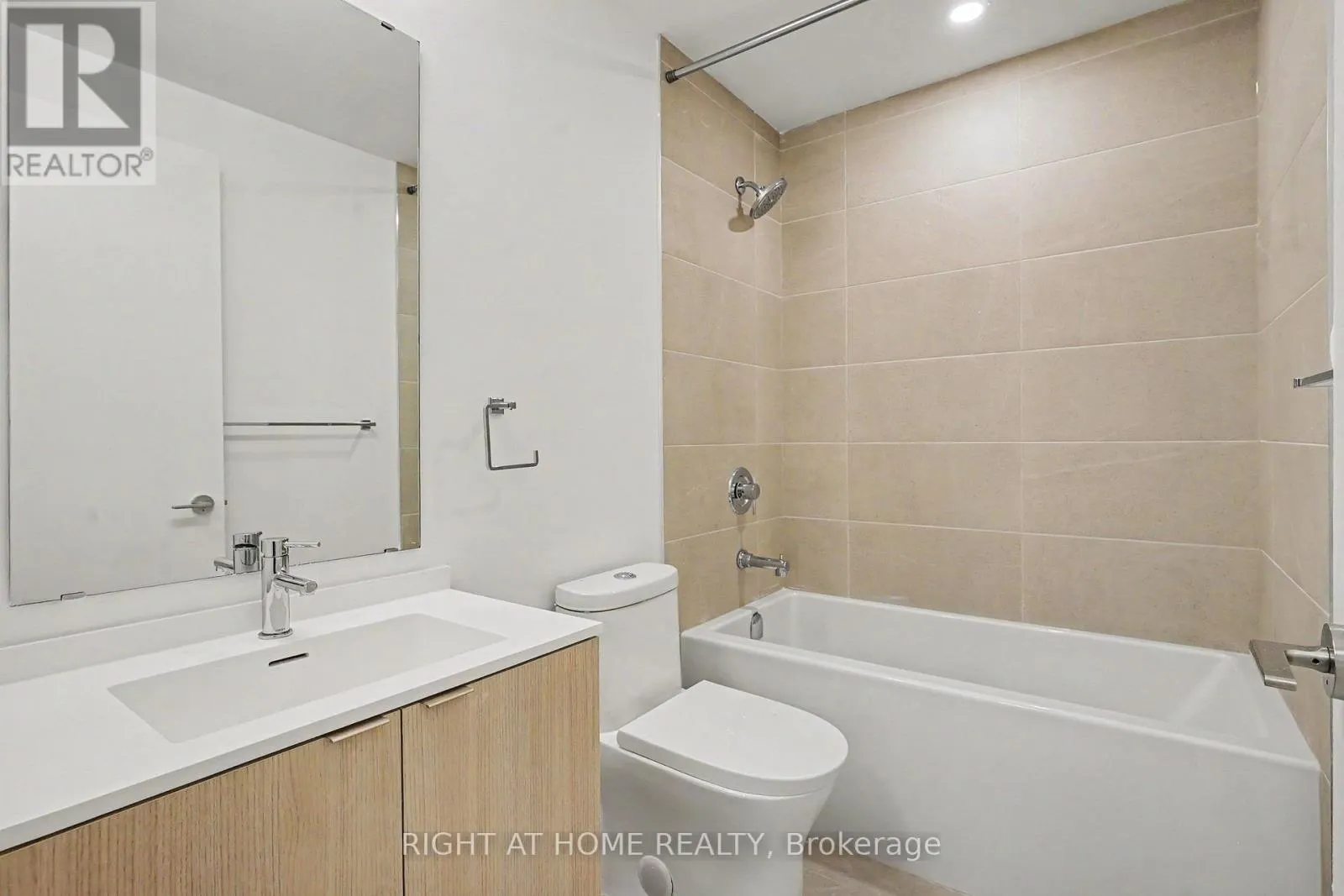 3009 - 100 QUEEN STREET E