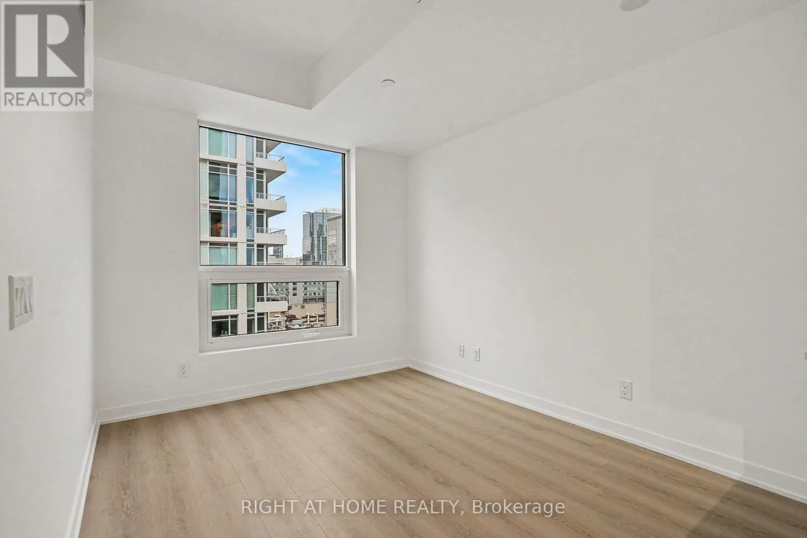3009 - 100 QUEEN STREET E