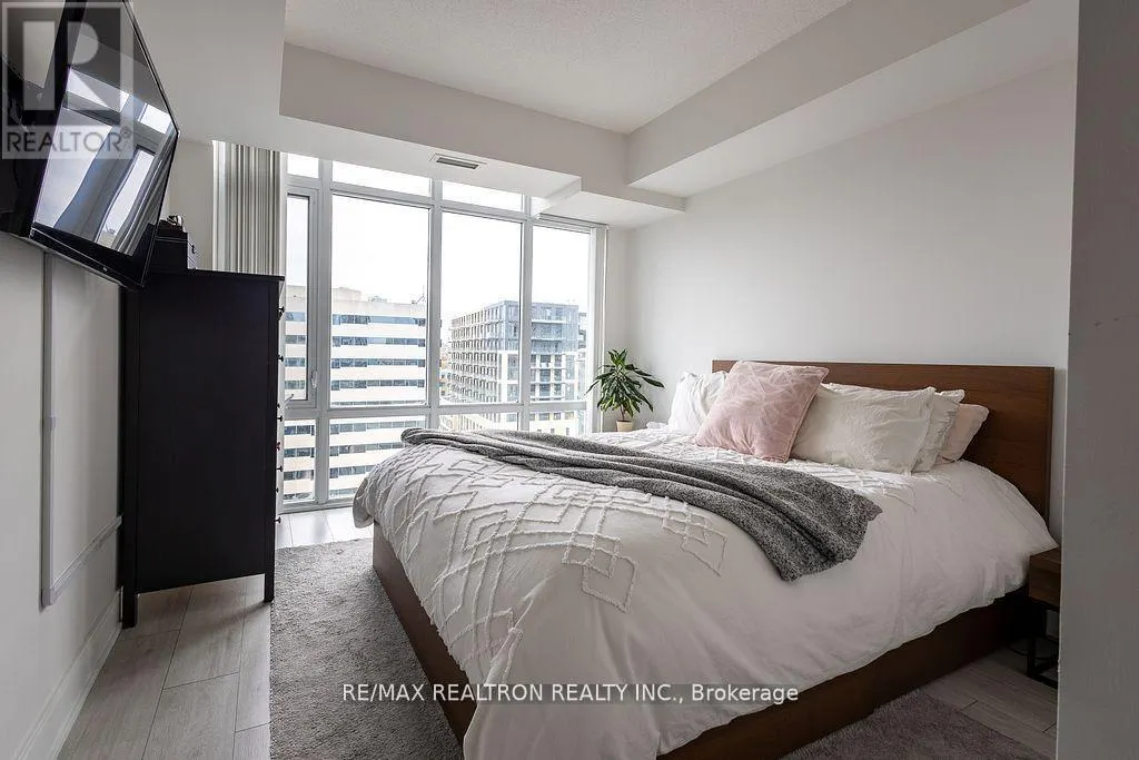 1712 - 525 ADELAIDE STREET W