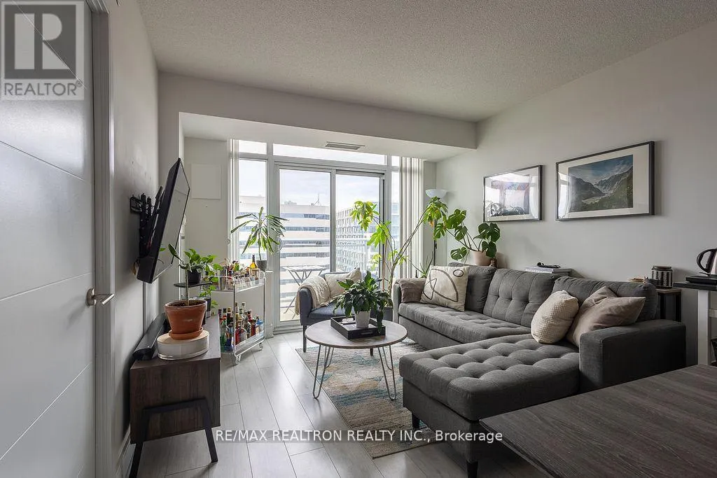 1712 - 525 ADELAIDE STREET W