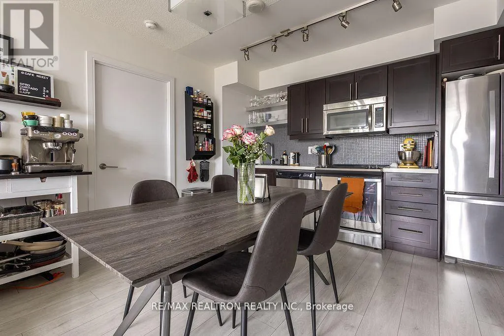 1712 - 525 ADELAIDE STREET W