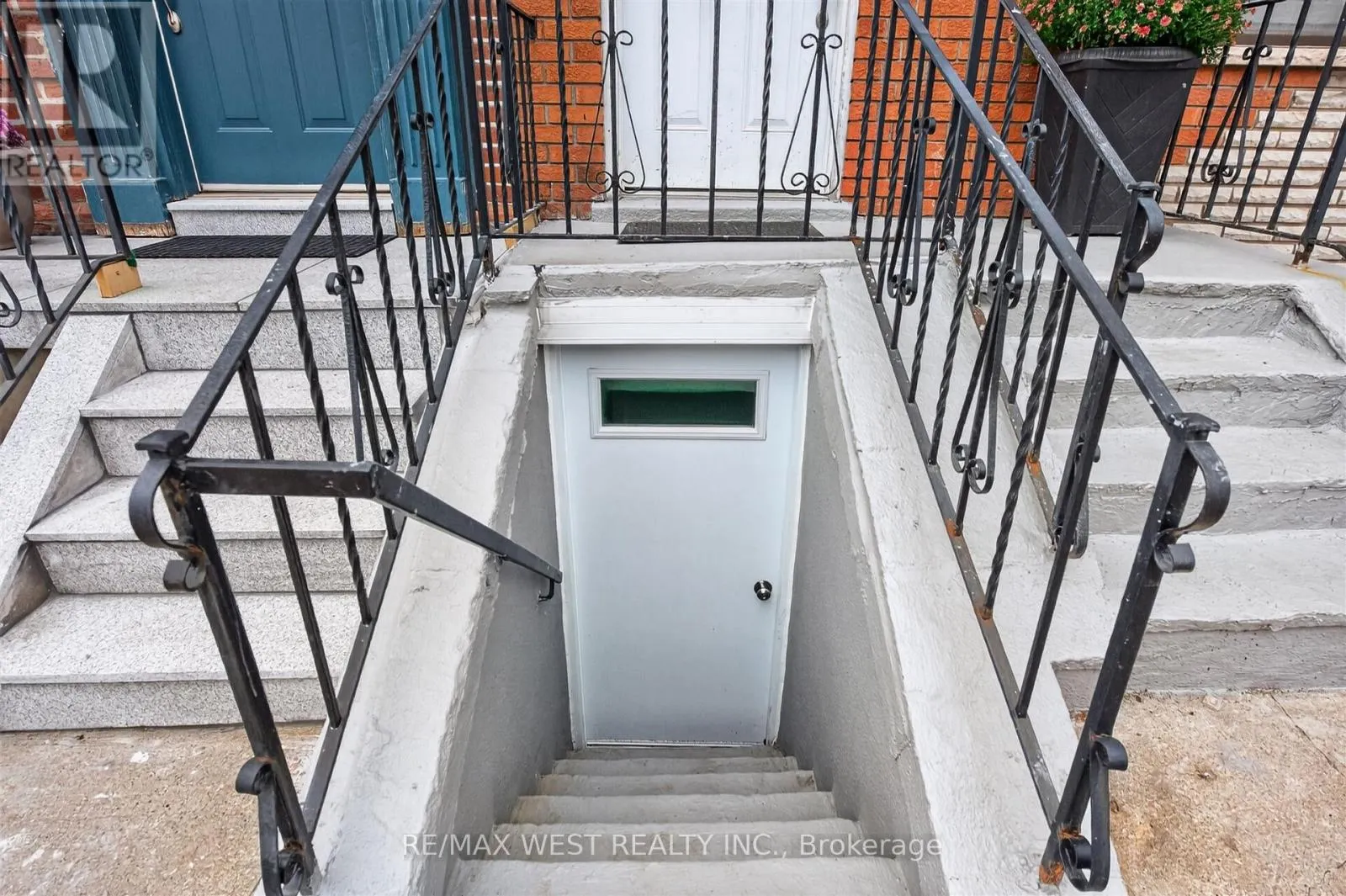LOWER - 722 DUFFERIN STREET