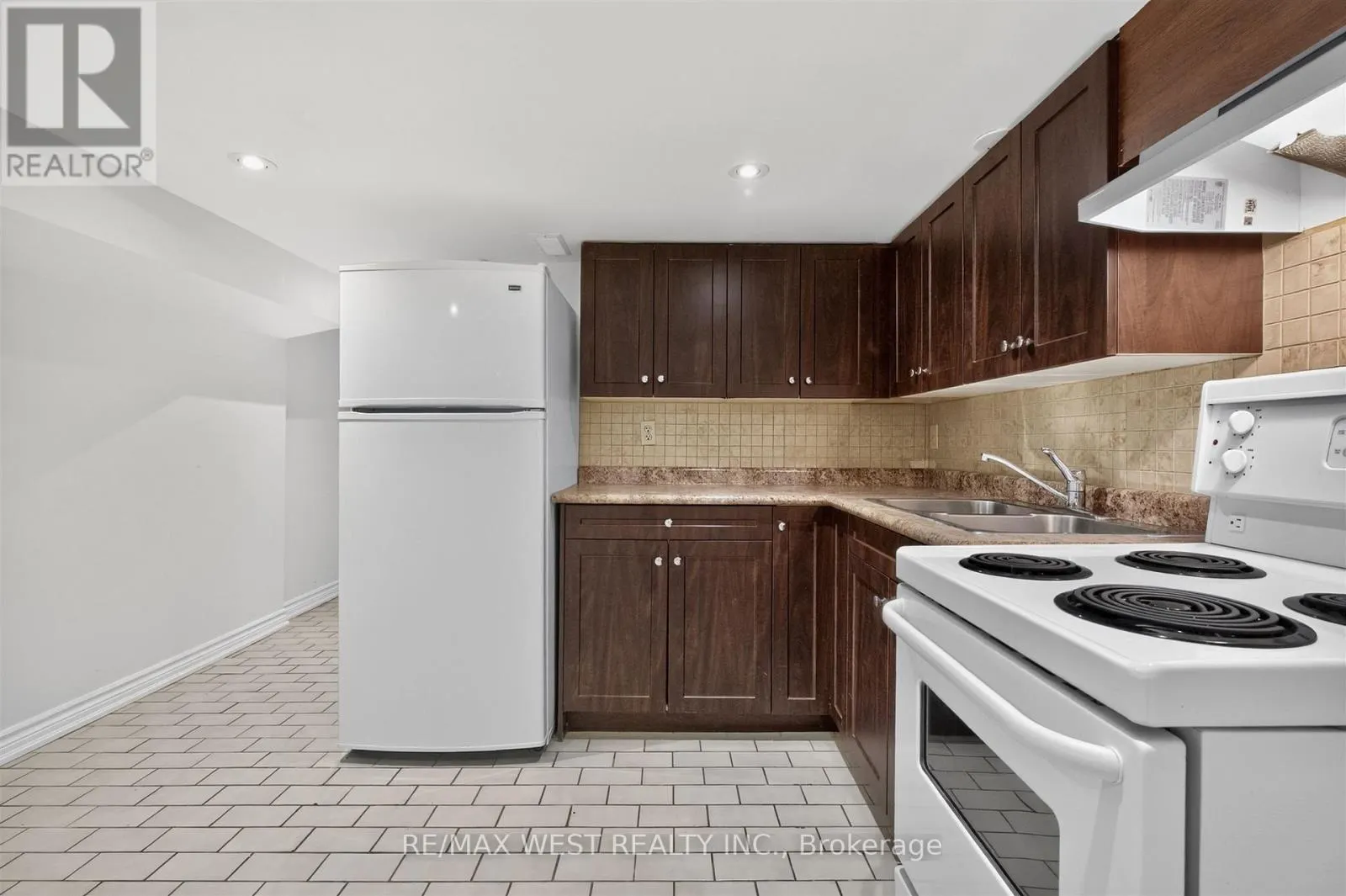LOWER - 722 DUFFERIN STREET