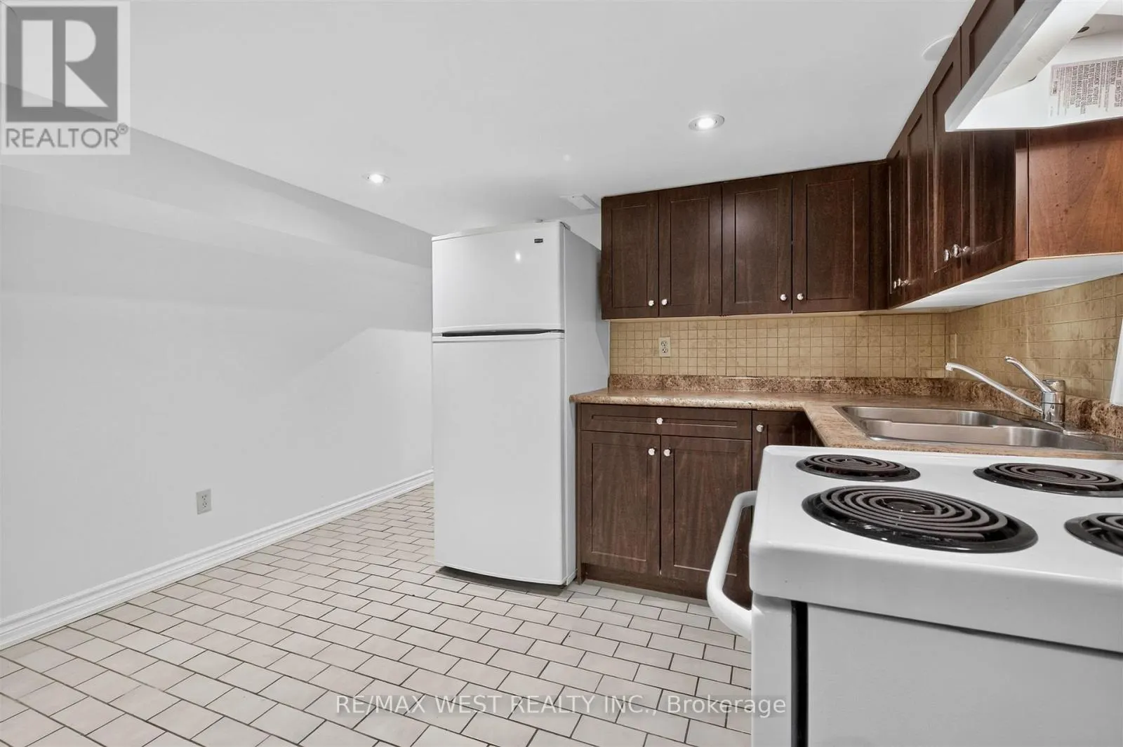 LOWER - 722 DUFFERIN STREET