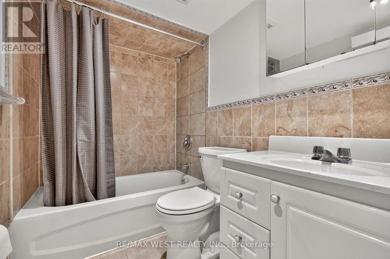 LOWER - 722 DUFFERIN STREET