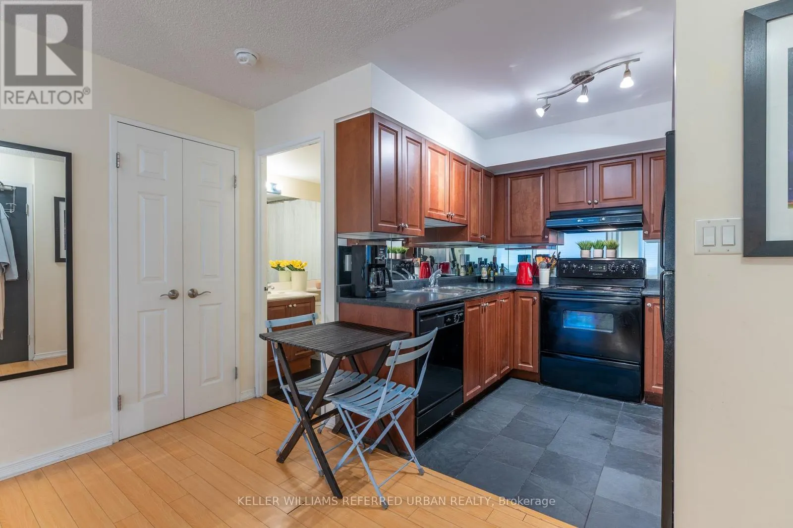 304 - 230 KING STREET E