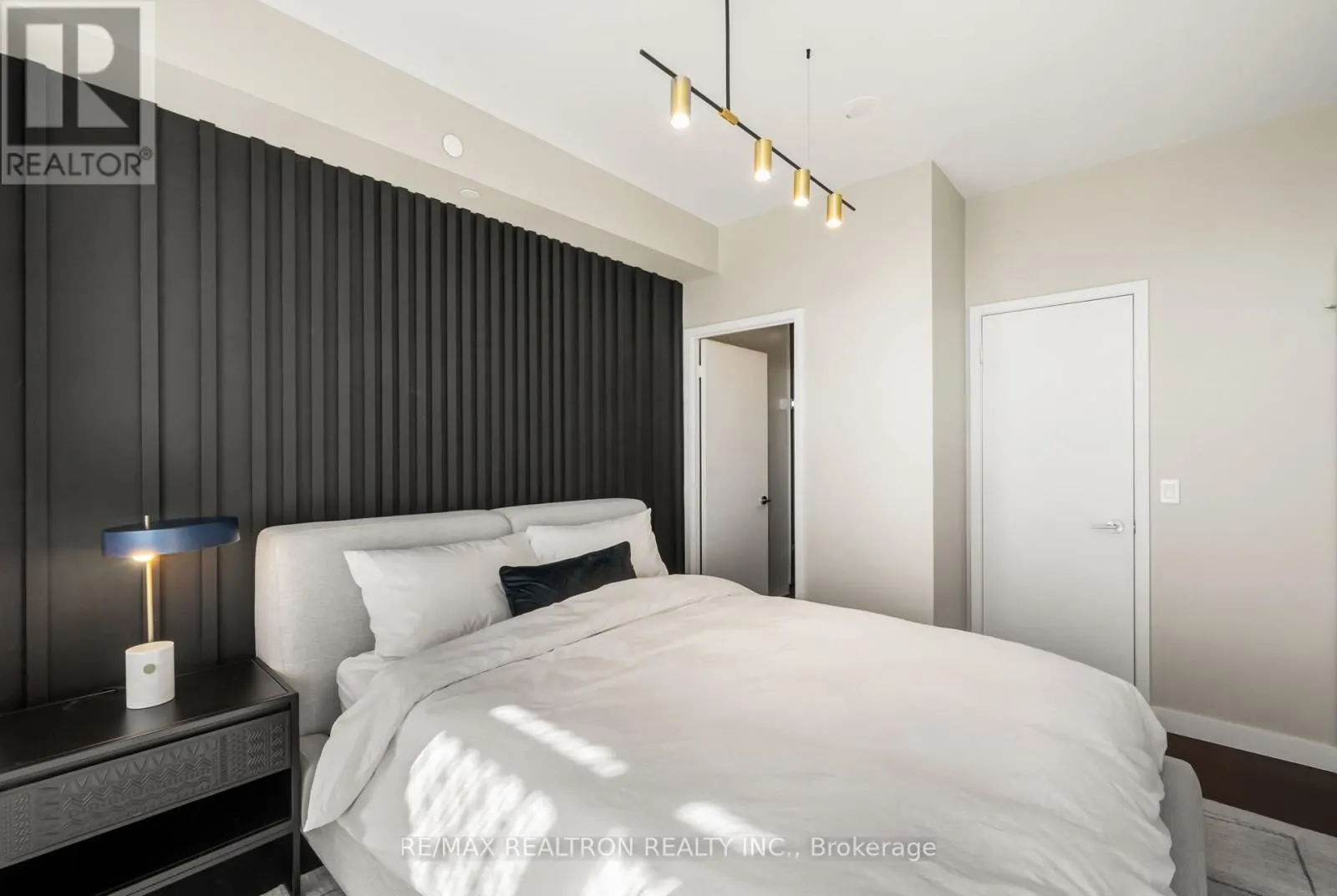 4711 - 8 EGLINTON AVENUE E